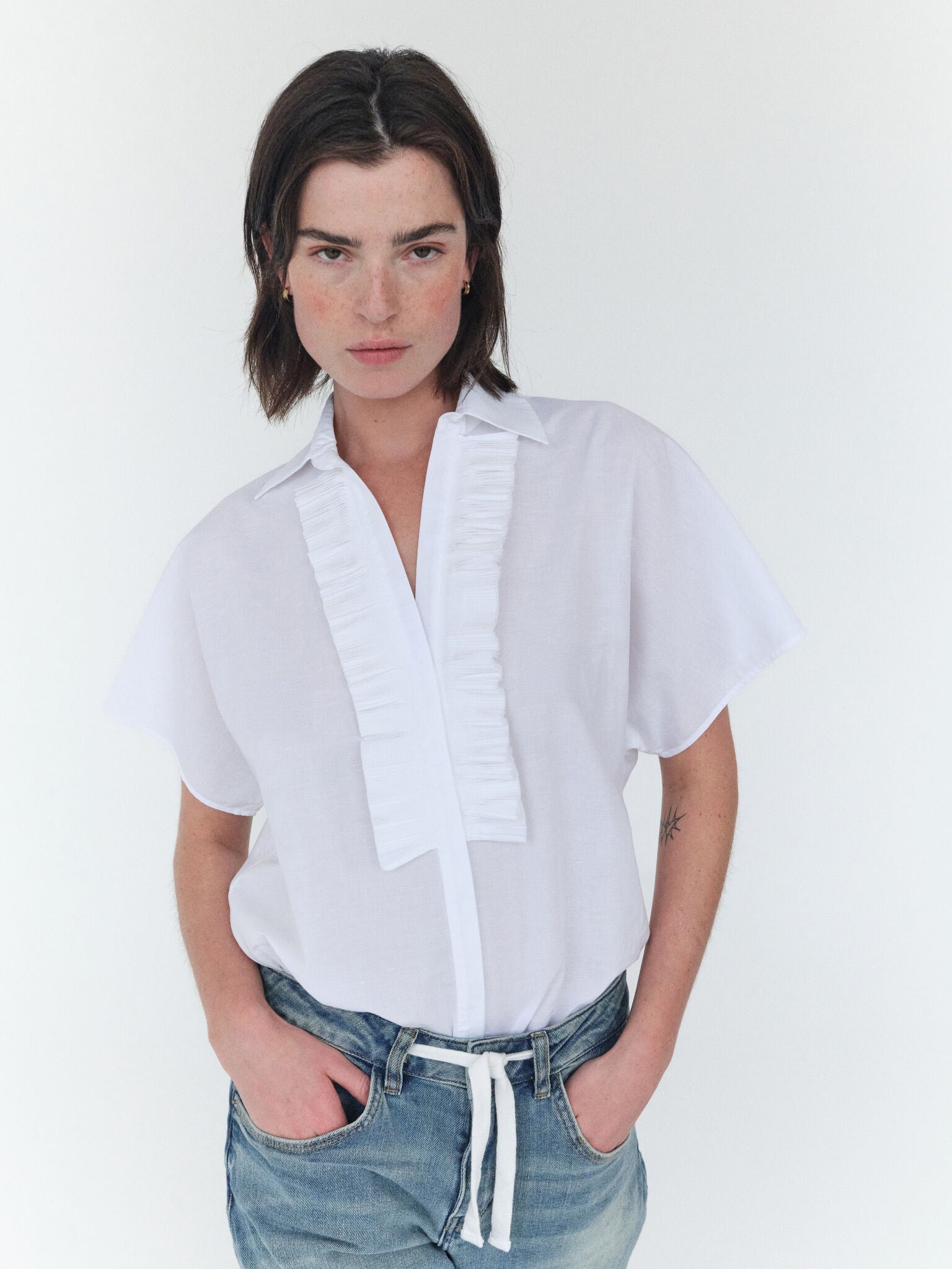 Modelshot / White / Detail